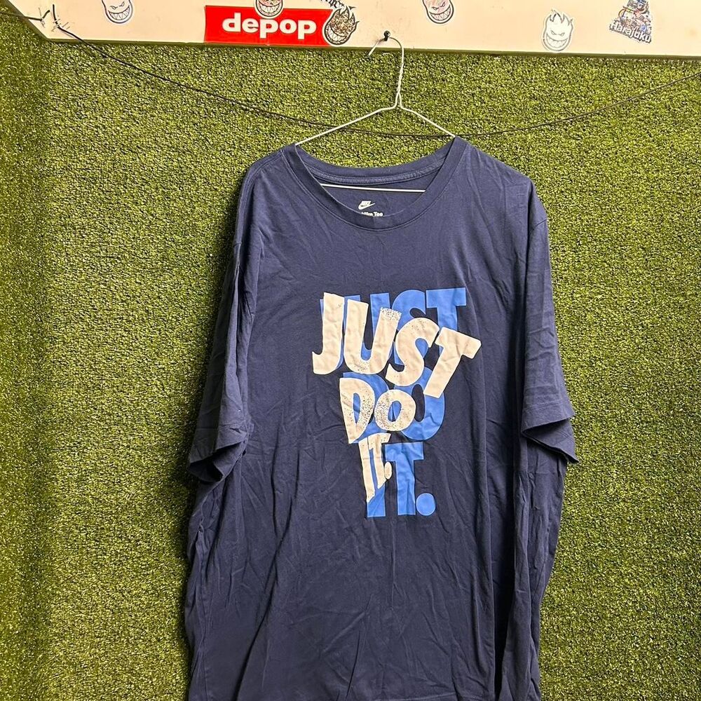 Nike Men's Navy and Blue T-shirt